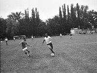 1983-03  1983  Jawor, ul.Parkowa 8, stadion miejski  Mecz Kuźnia Jawor, Pafawag Wrocław      Zawodnicy Kuźni Jawor w jasnych spodenkach. Po prawej Leszek Stępień