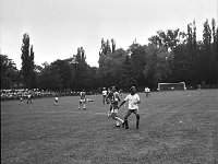 1983-04  1983  Jawor, ul.Parkowa 8, stadion miejski  Mecz Kuźnia Jawor, Pafawag Wrocław      Zawodnicy Kuźni Jawor w jasnych spodenkach.Po prawej Leszek Stępień.