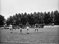 1983-25  1983  Lubin, stadion górniczy  IV liga mecz Zagłębie II Lubin, Kuźnia Jawor       Mecz wygrany dla Kuźni Jawor. Wynik 4:1   Na zdjęciu od prawej Marek Nieć, Henryk Dulik, Zbigniew Biela, w oddali Leszek Stępień.