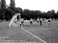 1986-09  1986  Jawor, ul. Parkowa 8, stadion miejski  Mecz III ligowa Kuźni Jawor Zagłębie Wałbrzych      Zawodnicy Kuźni Jawor w jasnych spodenkach. Z prawej drugi Grzegorz Norsesowicz zawodnik Kuźni Jawor