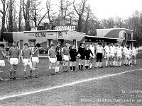 1986-87 01  1986/1987  Jawor, ul. Parkowa 8, stadion miejski  Mecz Kuźni Jawor    Zawodnicy Kuźni Jawor w ciemnych koszulkach. Od prawej Marek Nieć, Henryk Kasprzak, Ireneusz Skulski, (..), Kazimierz Stańczak, Andrzej Skowron, Grzegorz Siendzielorz.