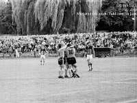 1986-87 16  1986/87  Jawor, ul. Parkowa 8, stadion miejski  Mecz trzecioligowy Kuźni Jawor      Zawodnicy Kuźni Jawor w ciemnych spodenkach.Grzegorz Norsesowicz (9), Krzysztof Ziemba (10)