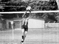 1986-87 17  1986/87  Jawor, ul. Parkowa 8, stadion miejski  Mecz trzecioligowy Kuźni Jawor      Zawodnicy Kuźni Jawor w ciemnych spodenkach.