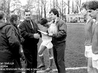 1988-04  1988  Jawor, Parkowa 8, stadion miejski  Mecz III ligowy Kuźni Jawor z Chrobrym Głogów      Poźegnanie Michała Lenkiewicza  Na zdjęciu od lewej Rudof Kobieluch - kierownik drużyny, Waldemar Wójcicki  trener, Jerzy Juracki działacz, Sławomir Bliskowski, Michiał Lenkiewicz, sędzia,  Andrzej Ignatiuk, (..)