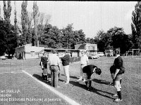 198y-07  Lata osiemdziesiate  Jawor, ul. Parkowa 8, stadion miejski  Mistrzostwa jaworskich zakładów pracy w piłce nożnej    Sedziowie i działacze sportowi. W okularach Marian Nawrocki dyrektor ZKiMR