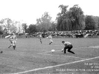 1991-02  październik 1991  Jawor, Parkowa 8, stadion miejski  Mecz Kuźnia Jawor Piast Nowa Ruda      Mecz III ligi Kuźnia Jawor - Piast Nowa Ruda z października 1991 roku. Zawodnicy Kuźni Jawor w ciemnych strojach.