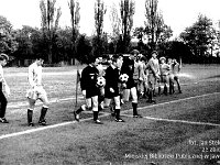 1991-04  październik 1991  Jawor, Parkowa 8, stadion miejski  Mecz Kuźnia Jawor Piast Nowa Ruda      Mecz III ligi Kuźnia Jawor - Piast Nowa Ruda z października 1991 roku. Zawodnicy Kuźni Jawor w ciemnych strojach. Za sędziami, Marek Nieć, Piotr Mikuła, Ireneusz Skulski, Marek Przerywacz, Roman Szeliga