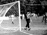 1991-05  październik 1991  Jawor, Parkowa 8, stadion miejski  Mecz Kuźnia Jawor Piast Nowa Ruda      Mecz III ligi Kuźnia Jawor - Piast Nowa Ruda z października 1991 roku. Zawodnicy Kuźni Jawor w ciemnych strojach.
