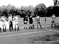 1991-08  październik 1991  Jawor, Parkowa 8, stadion miejski  Mecz Kuźnia Jawor Piast Nowa Ruda      Mecz III ligi Kuźnia Jawor - Piast Nowa Ruda z października 1991 roku. Zawodnicy Kuźni Jawor w ciemnych strojach.Od prawej Hubert łukasik, Zbigniew Wójcik, Marek Nieć