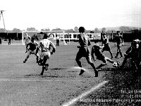 1991-12  październik 1991  Jawor, Parkowa 8, stadion miejski  Mecz Kuźnia Jawor Piast Nowa Ruda      Mecz III ligi Kuźnia Jawor - Piast Nowa Ruda z października 1991 roku. Zawodnicy Kuźni Jawor w ciemnych strojach.