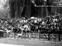 1991-13  październik 1991  Jawor, Parkowa 8, stadion miejski  Mecz Kuźnia Jawor Piast Nowa Ruda      Mecz III ligi Kuźnia Jawor - Piast Nowa Ruda z października 1991 roku. Zawodnicy Kuźni Jawor w ciemnych strojach.  Kibice.