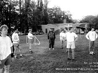 1993-03  1993  Jawor, Parkowa 8, stadion miejski  Mecz towarzyski Kuźni Jawor i Pisat Bolków      Od lewej Sławomir Brzyk, Roman Szeliga,  Ireneusz Skulski, Józef Noworól ( działacz), Sasza Ilicz, Henryk Kasprzak, Norbert Olanin, Wojciech Zbróg