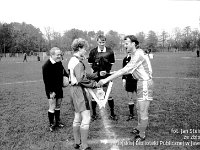 1993-12  1993  Jawor, ul. Parkowa 8, stadion miejski  Mecz harytatywny Kuźnia Jawor, Zagłębie Lubin      Z lewej Ireneusz Skulski zawodnik Kuźni Jawor, w środku sędzia głowny Tadeusz Wiśniewski