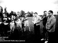 1993-02  1993  Jawor, Parkowa 8, stadion miejski.  mecz Kuźnia Jawor, Piława.      Tuniej piłkarski organizowany przez przez Gazetę Jaworską. Od lewej zawodnicyn Henryk Kasprzak, Marek Przerywacz, Krzysztof Ziemba, Sebastian Sudelski, Jerzy Fjałkowski działacz społecznopoityczy, Wiesław Majda (NGJ), (..).