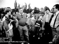 1993-13  1993  Jawor, Parkowa 8, stadion miejski.  mecz Kuźnia Jawor, Piława.      Tuniej piłkarski organizowany przez przez Gazetę Jaworską. Z lewej Ireneusz Skulski zawodnik Kuźni Jawor rozmawaia z Wiesławem Majdą (NGJ). Pierwszy z prawej Ryszard Trześniowski red. naczelny NGJ.
