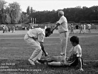 1994-15  1994  Jwor, Parkowa 8, stadion miejski  II Międzynarodowy Turniej Piłkarski o puchar  Burmistrza m. Jawora i Ziemi Jaworsko-Bolkowskiej    Turniej zawodników do lat 18. W rozgrywkach zaplanowano udział zawodników z Francji(A.S. Maroeuill), Czech ( reprezentacja okręgu Nachod), Chrobry Głogów, Amico Lubin, Ślęza Wrocław, reprezentacja juniorów byłego powiatu jaworsjiegooraz gospodarze Kuźnia ŚJawor. Wygrali juniorzy klasy międzyokręgowej jaworskiej Kużni pod wodzą trenera Zbigniewa Bieli.  Na zdjęciu od lewej dr Mirosław Gibek.