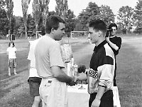1994-22  1994  Jwor, Parkowa 8, stadion miejski  II Międzynarodowy Turniej Piłkarski o puchar  Burmistrza m. Jawora i Ziemi Jaworsko-Bolkowskiej    Turniej zawodników do lat 18. W rozgrywkach zaplanowano udział zawodników z Francji(A.S. Maroeuill), Czech ( reprezentacja okręgu Nachod), Chrobry Głogów, Amico Lubin, Ślęza Wrocław, reprezentacja juniorów byłego powiatu jaworsjiegooraz gospodarze Kuźnia ŚJawor. Wygrali juniorzy klasy międzyokręgowej jaworskiej Kużni pod wodzą trenera Zbigniewa Bieli.  Od lewej Ryszard Myślicki, bramkarz Kuźni Radosław Zysnarski