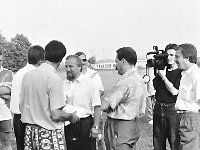 1994-35  1994  Jwor, Parkowa 8, stadion miejski  II Międzynarodowy Turniej Piłkarski o puchar  Burmistrza m. Jawora i Ziemi Jaworsko-Bolkowskiej    Turniej zawodników do lat 18. W rozgrywkach zaplanowano udział zawodników z Francji(A.S. Maroeuill), Czech ( reprezentacja okręgu Nachod), Chrobry Głogów, Amico Lubin, Ślęza Wrocław, reprezentacja juniorów byłego powiatu jaworsjiegooraz gospodarze Kuźnia ŚJawor. Wygrali juniorzy klasy międzyokręgowej jaworskiej Kużni pod wodzą trenera Zbigniewa Bieli.  W centrum zdjęcia   Andrzej Chrynowski prezes Międzyzakladowego Klubu Sportowego Kuźnia