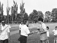 1994-54  1994  Jwor, Parkowa 8, stadion miejski  II Międzynarodowy Turniej Piłkarski o puchar  Burmistrza m. Jawora i Ziemi Jaworsko-Bolkowskiej    Turniej zawodników do lat 18. W rozgrywkach zaplanowano udział zawodników z Francji(A.S. Maroeuill), Czech ( reprezentacja okręgu Nachod), Chrobry Głogów, Amico Lubin, Ślęza Wrocław, reprezentacja juniorów byłego powiatu jaworsjiegooraz gospodarze Kuźnia ŚJawor. Wygrali juniorzy klasy międzyokręgowej jaworskiej Kużni pod wodzą trenera Zbigniewa Bieli.  Andrzej Chrynowski wręcza nagrodę.
