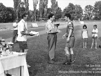1994-56  1994  Jwor, Parkowa 8, stadion miejski  II Międzynarodowy Turniej Piłkarski o puchar  Burmistrza m. Jawora i Ziemi Jaworsko-Bolkowskiej    Turniej zawodników do lat 18. W rozgrywkach zaplanowano udział zawodników z Francji(A.S. Maroeuill), Czech ( reprezentacja okręgu Nachod), Chrobry Głogów, Amico Lubin, Ślęza Wrocław, reprezentacja juniorów byłego powiatu jaworsjiegooraz gospodarze Kuźnia ŚJawor. Wygrali juniorzy klasy międzyokręgowej jaworskiej Kużni pod wodzą trenera Zbigniewa Bieli.  Od lewej Stanisław Gierasimowicz, Zdzisław Rojowski