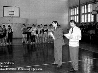 1996-04  1996  Jawor, Plac Bankowy, sala gimnastyczna Zespołu Szkół  Turniej halowy    Na zdęciu od lewej Michał Lenkiewicz, Andrzej Skowron dawni zawodnicy Kuźni Jawor i  radni miejscy.