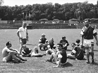 199x-09  1990?  Jawor, ul. Parkowa 8 , stadion miejski  Międzynarodowy Turniej Seniorów      Międzynarodowy Turniej Seniorów organizowany przez Miedzyzakładowy Robotniczy Klub Sportowy  Kuźnia Jawor.  Od lewej Krzysztof Ziemba,Marek Przerywacz, stoi Mieczysław Bieniusiewicz, Ireneusz Skulski, Adam Haczkiewicz, Roman Szeliga, Henryk Kasprzak, Sławek Brzyk, Marek Nieć