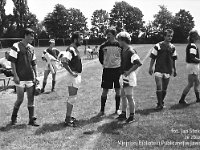 199x-13  1990?  Jawor, ul. Parkowa 8 , stadion miejski  Międzynarodowy Turniej Seniorów      Międzynarodowy Turniej Seniorów organizowany przez Miedzyzakładowy Robotniczy Klub Sportowy  Kuźnia Jawor.  Od lewej Stanisław Chłopek, Mrek Przerywacz, Marek Nieć, Henryk Kasprzak, Ireneusz Skulski, Norbert Olanin, Adam Haczkiewicz