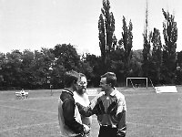 199x-15  1990?  Jawor, ul. Parkowa 8 , stadion miejski  Międzynarodowy Turniej Seniorów      Międzynarodowy Turniej Seniorów organizowany przez Miedzyzakładowy Robotniczy Klub Sportowy  Kuźnia Jawor.  Od prawej Henryk Kasprzak, Janusz Gala, Jarosław Mordal ( były bramkarz Kuźni)