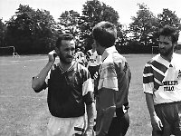 199x-17  1990?  Jawor, ul. Parkowa 8 , stadion miejski  Międzynarodowy Turniej Seniorów      Międzynarodowy Turniej Seniorów organizowany przez Miedzyzakładowy Robotniczy Klub Sportowy  Kuźnia Jawor.  Od lewej Marek Nieć, Jarosław Mordal