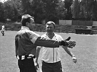 199x-21  1990?  Jawor, ul. Parkowa 8 , stadion miejski  Międzynarodowy Turniej Seniorów      Międzynarodowy Turniej Seniorów organizowany przez Miedzyzakładowy Robotniczy Klub Sportowy  Kuźnia Jawor.  Przodem od prawej  Mieczysław Bieniusiewicz, Jarosław Mordal