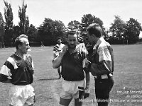 199x18  1990?  Jawor, ul. Parkowa 8 , stadion miejski  Międzynarodowy Turniej Seniorów      Międzynarodowy Turniej Seniorów organizowany przez Miedzyzakładowy Robotniczy Klub Sportowy  Kuźnia Jawor.   Od lewej Marek Przerwywacz, Marek Nieć, Jarosław Mordal