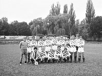 Z-04  1981  Jawor, Parkowa 8, stadion miejski  Drużyna Kuźni Jawor 5-go lipca 1981 roku, po barażach z Grunwaldem Halemba (Ruda Śląska), wywalczyła drugi w historii awans do III ligi (po 1947 roku)    Na zdjęciu stoją od lewej w górnym rzędzie: Mieczysław Bieniusiewcz (trener), Zbigniew Biela, Janusz Rybicki, Jan Włoszczak, Janusz Drabik, Krzysztof Wodecki, Henryk Dulik, Ryszard Huber, Andrzej Skowron, Marek Grzęda, Zbigniew Lechowicz  Na zdjęciu stoją od lewej w dolnym rzędzie: Jerzy Krzewiniak, Andrzej Szczechura, Janusz Szmajda, Piotr Rybicki, Bogdan Szeliga  Na fotografii nieobecni są: Michał Tomczyszyn, Waldemar Ościak, Czesław Unton, Leszek Kostrzębski, Andrzej Stryjak, Leszek Stępień, Janusz Szmajda, Zenon Baranek.