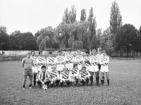 Z-05  1981  Jawor, Parkowa 8, stadion miejski  Drużyna Kuźni Jawor 5-go lipca 1981 roku, po barażach z Grunwaldem Halemba (Ruda Śląska), wywalczyła drugi w historii awans do III ligi (po 1947 roku)    Na zdjęciu stoją od lewej w górnym rzędzie: Mieczysław Bieniusiewcz (trener), Zbigniew Biela, Janusz Rybicki, Jan Włoszczak, Janusz Drabik, Krzysztof Wodecki, Henryk Dulik, Ryszard Huber, Andrzej Skowron, Marek Grzęda, Zbigniew Lechowicz  Na zdjęciu stoją od lewej w dolnym rzędzie: Jerzy Krzewiniak, Andrzej Szczechura, Janusz Szmajda, Piotr Rybicki, Bogdan Szeliga  Na fotografii nieobecni są: Michał Tomczyszyn, Waldemar Ościak, Czesław Unton, Leszek Kostrzębski, Andrzej Stryjak, Leszek Stępień, Janusz Szmajda, Zenon Baranek.