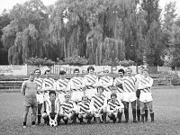 Z-06  1981  Jawor, Parkowa 8, stadion miejski  Drużyna Kuźni Jawor 5-go lipca 1981 roku, po barażach z Grunwaldem Halemba (Ruda Śląska), wywalczyła drugi w historii awans do III ligi (po 1947 roku)    Na zdjęciu stoją od lewej w górnym rzędzie: Mieczysław Bieniusiewcz (trener), Zbigniew Biela, Janusz Rybicki, Jan Włoszczak, Janusz Drabik, Krzysztof Wodecki, Henryk Dulik, Ryszard Huber, Andrzej Skowron, Marek Grzęda, Zbigniew Lechowicz  Na zdjęciu stoją od lewej w dolnym rzędzie: Jerzy Krzewiniak, Andrzej Szczechura, Janusz Szmajda, Piotr Rybicki, Bogdan Szeliga  Na fotografii nieobecni są: Michał Tomczyszyn, Waldemar Ościak, Czesław Unton, Leszek Kostrzębski, Andrzej Stryjak, Leszek Stępień, Janusz Szmajda, Zenon Baranek.