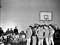 1985-07  maj ?1985 r.  Jawor, ul. Kościuszki 8   I liceum Ogólnokształcące im. Księcia Bolka I       Jeden z meczów  jaworskiego turnieju eliminacyjnego do ligi makroregionu dolnośląskiego.  Z numerem 9  Krzysztof Karwecki, z numerem  4 Jan Śliwka, z numerem 8 tyłem Ryszard Skwarek, Andrzej Nawer przodem obok trenera, z numerem 15 Andrzej Mach