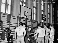 1988-05  1988  Jawor, ul. Kościuszki 8.  I liceum Ogólnokształcące im. Księcia Bolka I   Klub Sportowy Transportowiec       Na zdjęci w centrum trener Lesłw Chrzanowski   od prawej Ryszard Skwarek, Wojtek Piekarz,  Andrzej Najwer  bokiem obok trenera Leszka Chrznowskiego.                  Gazeta Jaworska  52/2000