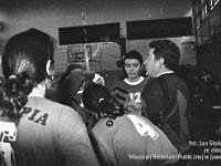 1994-07  styczeń 1994  Jawor, Plac Bankowy 1. Szkoła Podstawowa nr 2, sala gimnastyczna  Klub Sportowy Olimpia      Mistrzostwa Jawora i podrejonu   Na zdjęciu przodem Edyta Kaczmarek  obok  Leszka Chrzanowskiego.