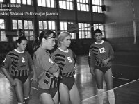 1994-08  styczeń 1994  Jawor, Plac Bankowy 1. Szkoła Podstawowa nr 2, sala gimnastyczna  Klub Sportowy Olimpia      Mistrzostwa Jawora i podrejonu  Na zdjęciu od lewej Katarzyna Niemczyk, Katarzyna Mroczkowska [ polska siatkarka grająca na pozycji atakującej, reprezentantka Polski.W 1999 roku zadebiutowała w reprezentacji Polski. W 2013  powołana na eliminacje do mistrzostw świata w 2014. W latach 1999?2014 wystąpiła 74 razy w reprezentacji Polski.W 2014 zdobyła tytuł wicemistrzyni Polski], (..), Edyta Kaczmarek.