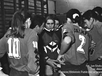 1994-10  styczeń 1994  Jawor, Plac Bankowy 1. Szkoła Podstawowa nr 2, sala gimnastyczna  Klub Sportowy Olimpia      Mistrzostwa Jawora i podrejonu  Od lewej obok Leszka Chrzanowskiego, Beata Mazurek, Marzena Furmanik, Katarzyana Mroczkowska, Katarzyna Niemczyk,