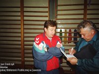 2000-02  2000 r.  Jawor, Plac Bankowy 1 hala sportowa Szko?y Podstawowej nr 2  Klub Sportowy Olimpia    Lesław Chrzanowski z lewej, Wiesław Majda Nowa Gazeta Jaworska