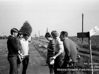 1971-03  1971  Grzegorzów, strzelnica Ligii Ochrony Kraju  Zawody strzeleckie      W drodze do lasku Grzegorzowskiego. Pierwszy z prawej Mirosław Olichwer (na rowerze) z uczestnikami zawodów strzeleckich.