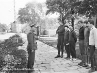 1971-05  1971  Grzegorzów, strzelnica Ligii Ochrony Kraju  Zawody strzeleckie      W drodze na strzelnicę.