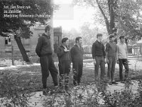 1971-06  1971  Grzegorzów, strzelnica Ligii Ochrony Kraju  Zawody strzeleckie      Przed zawodami, w drodze na strzelnicę.