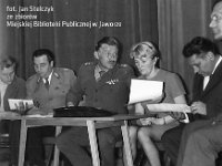 1971-16  1971  Grzegorzów, strzelnica Ligii Ochrony Kraju  Zawody strzeleckie      Obrady komisji.