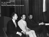 1971-17  1971  Grzegorzów, strzelnica Ligii Ochrony Kraju  Zawody strzeleckie      W oczekiwaniu na wręczenie nagród.