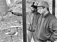 1992-01  październik  1992 r.  Grzegorzów. Strzelnica Ligii Obrony Kraju  Międzyzakładowe zawody strzeleckie    Strzały oddaje Kazimierz Babiarski