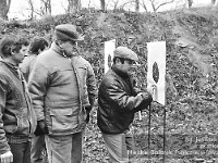 1992-10  październik  1992 r.  Grzegorzów. Strzelnica Ligii Obrony Kraju  Międzyzakładowe zawody strzeleckie       W środku Bolesław Dąbrowa
