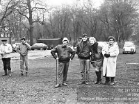1992-13  październik  1992 r.  Grzegorzów. Strzelnica Ligii Obrony Kraju  Międzyzakładowe zawody strzeleckie      Na zdjęciu od prawej Władysława Sakwa, druga Aldona Bering, Jan Bering,