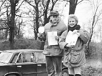 1992-16  październik  1992 r.  Grzegorzów. Strzelnica Ligii Obrony Kraju  Międzyzakładowe zawody strzeleckie      Od prawej Aldona Bering, Bolesław Dąbrowa