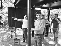 1993-54  10  lipca 1993 r.  Grzegorzów. Strzelnica LOK  Zawody      Zawody strzeleckie zorganizowane przez Komendę Rejonową Policji w Jaworze.  Zawody w strzelaniu z pistoletu wz 33, startowały drużyny składające się z pracowników instytucji i zakładów jaworskich.